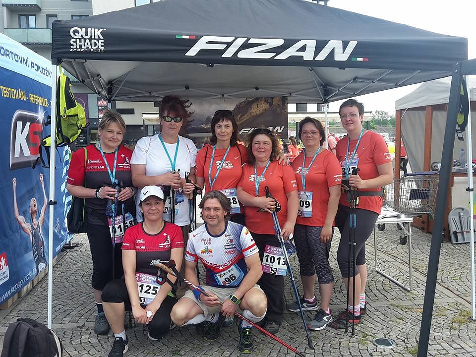 Tým Nordic Walking Frýdek-Místek pod stanem FIZAN